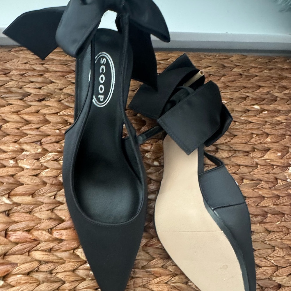 Scoop Black Pointed Bow-Accent Women’s heels